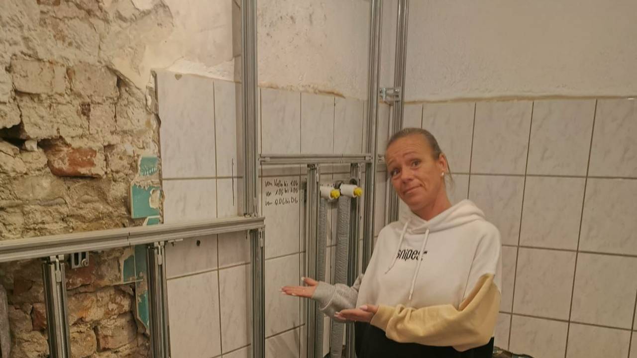 Eine Frau steht in einer Baustelle.