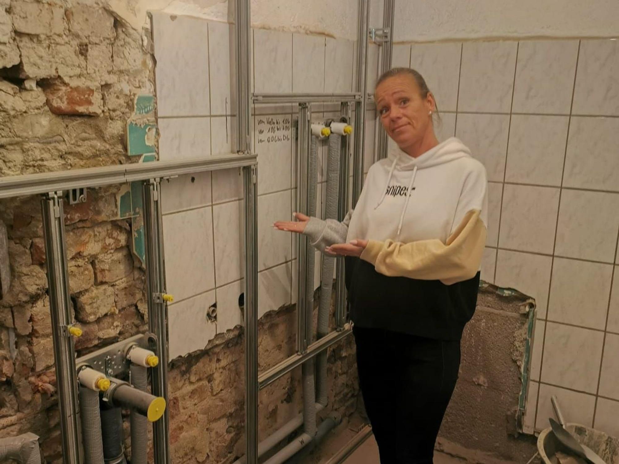 Eine Frau steht in einer Baustelle.