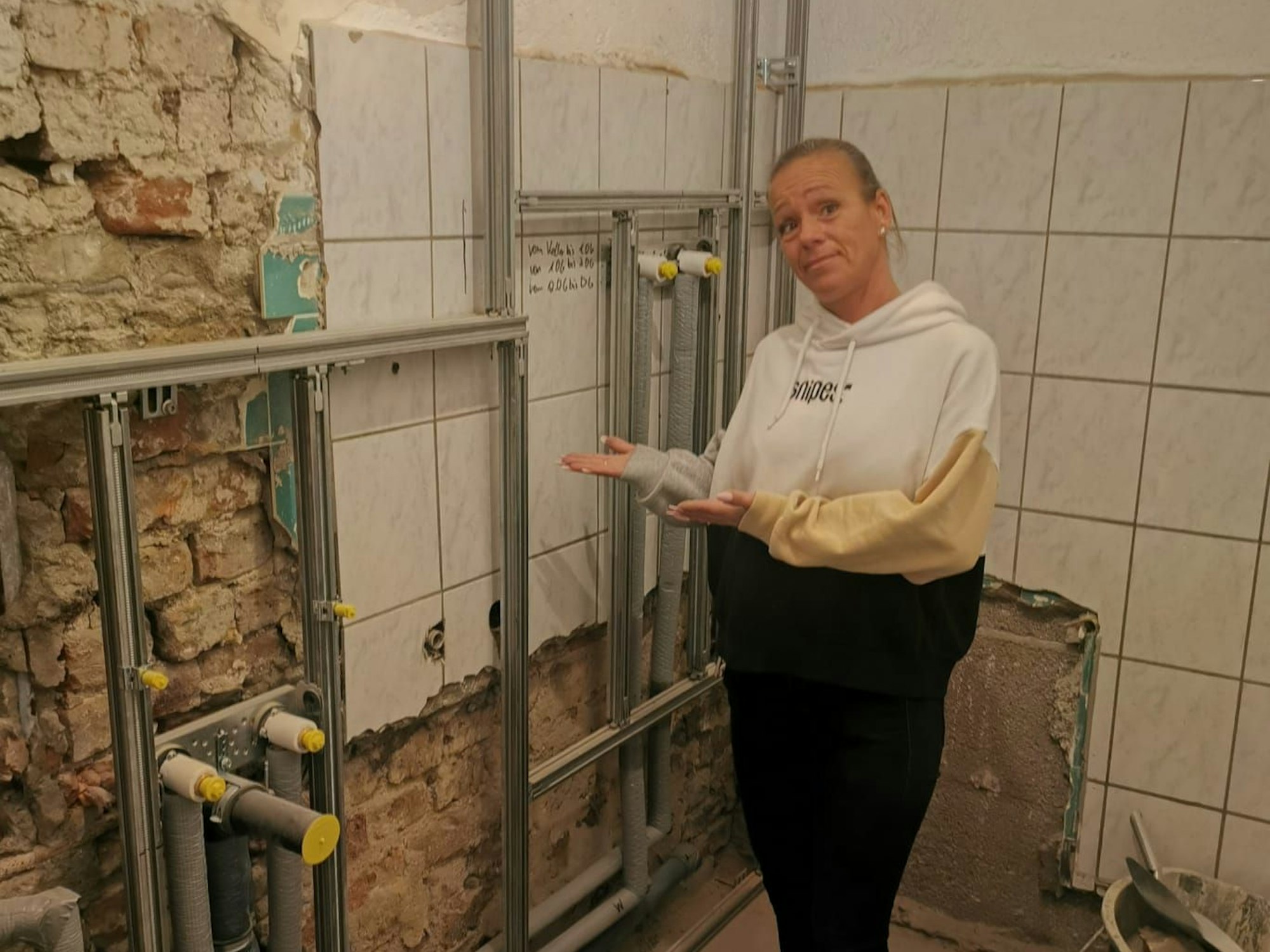 Eine Frau steht in einer Baustelle.