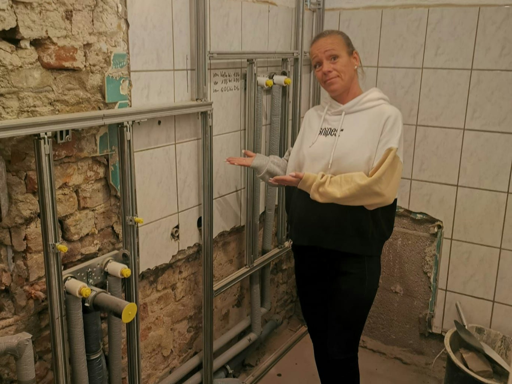 Eine Frau steht in einer Baustelle.