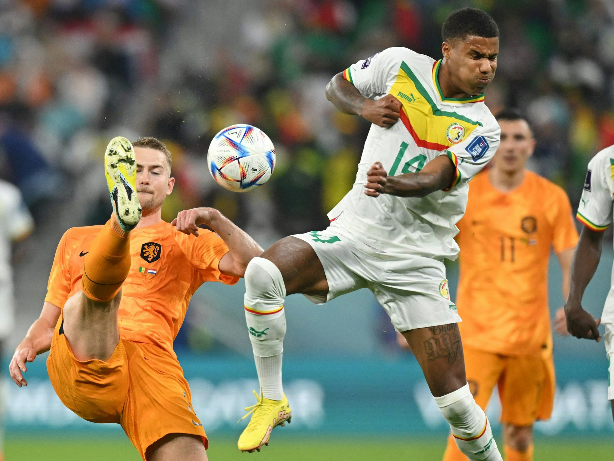 Matthijs de Ligt kämpft mit Senegals Ismail Jakobs um den Ball.
