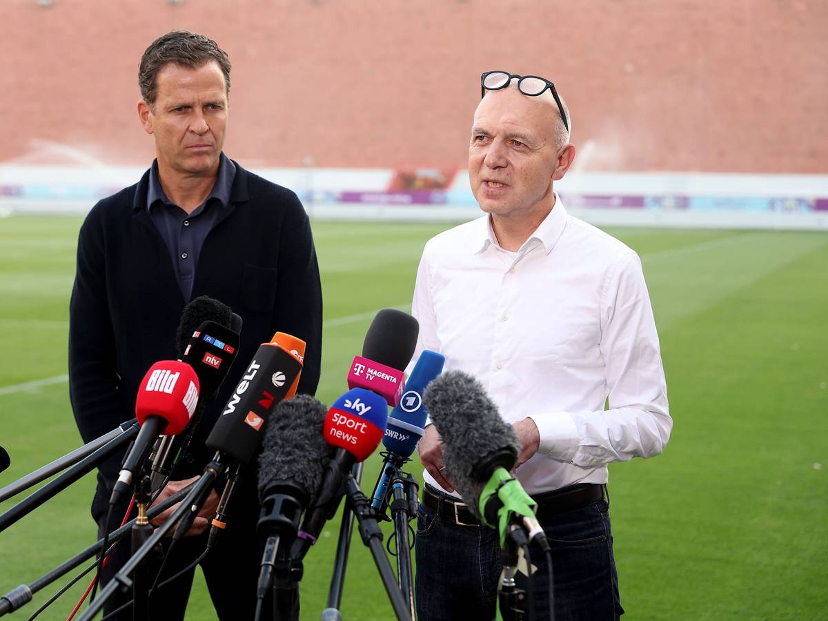 Oliver Bierhoff und Bernd Neuendorf geben eine Pressekonferenz.