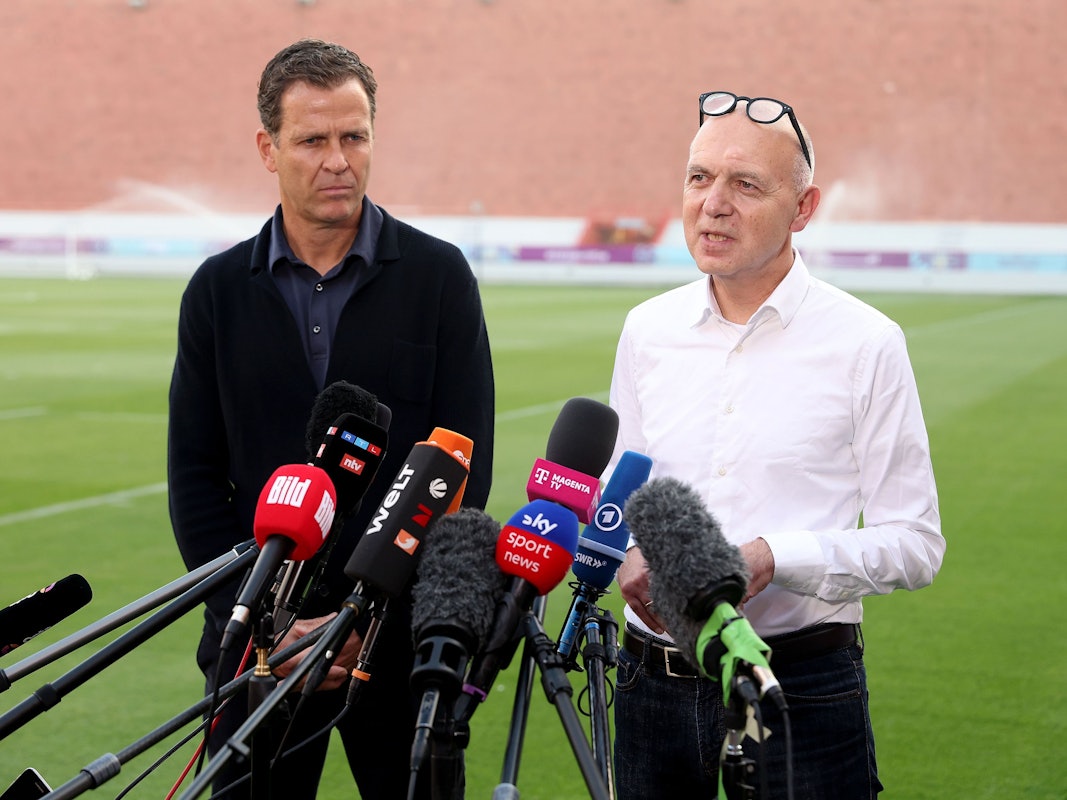 Oliver Bierhoff und Bernd Neuendorf geben eine Pressekonferenz.