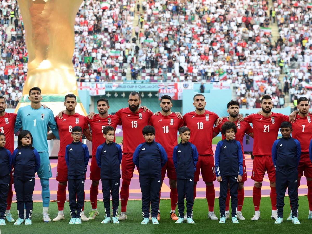 Irans Spieler während der Hymne im Spiel gegen den Iran am Montag, 21. November 2022.