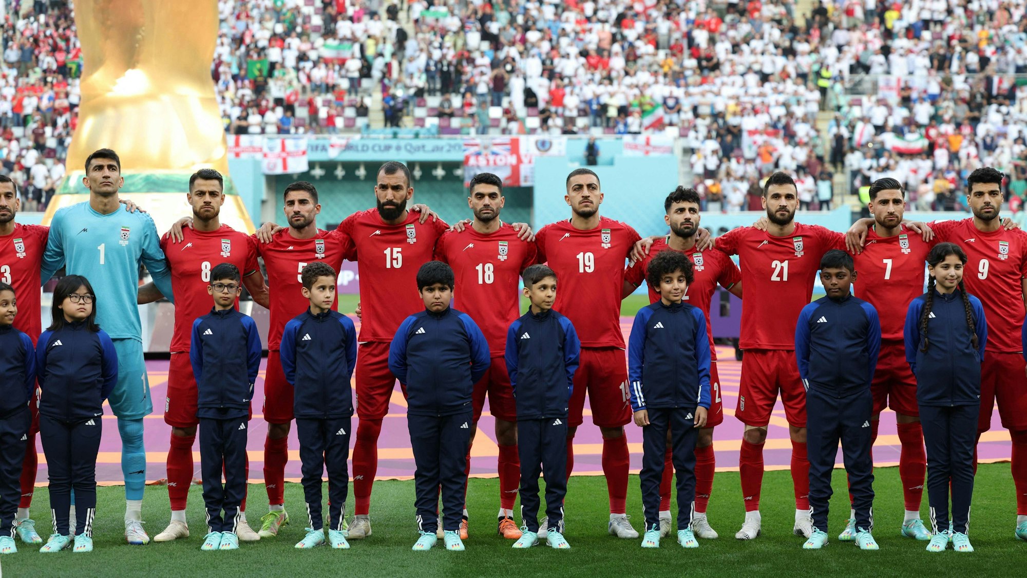Irans Spieler während der Hymne im Spiel gegen den Iran am Montag, 21. November 2022.