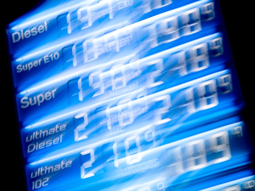 Die Preise für die Kraftstoffe Diesel, Super E10, Super, Ultimate Diesel und Super Plus werden am frühen Morgen an der Anzeigetafel einer Tankstelle von Aral angezeigt.