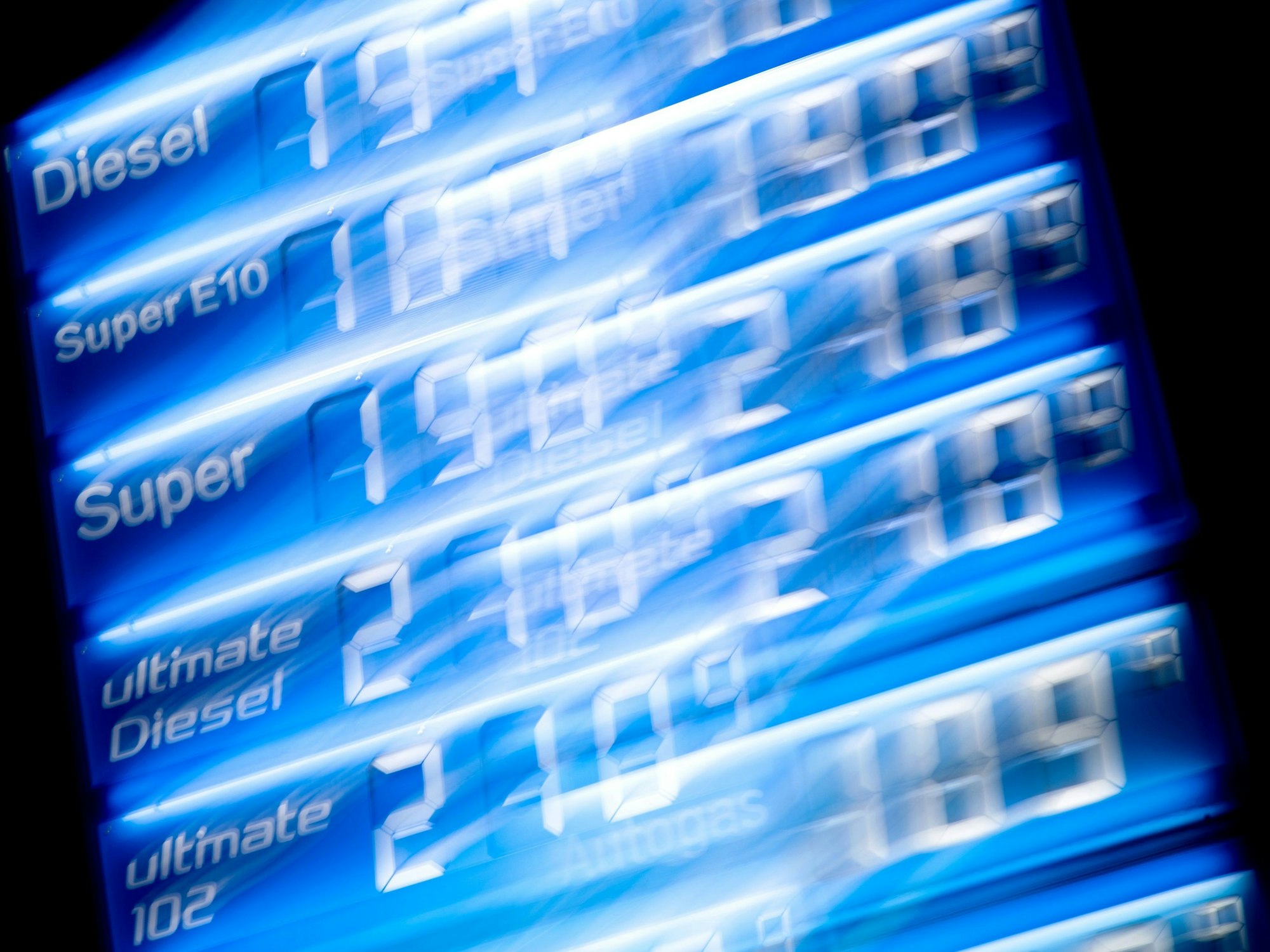 Die Preise für die Kraftstoffe Diesel, Super E10, Super, Ultimate Diesel und Super Plus werden am frühen Morgen an der Anzeigetafel einer Tankstelle von Aral angezeigt.