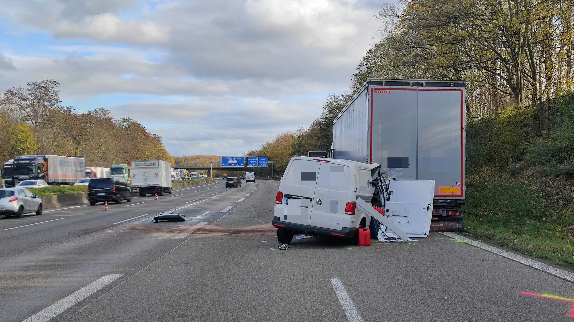 Auf den beiden rechten Spuren der Autobahn stehen der Lkw und der schwer beschädigte Kleintransporter.