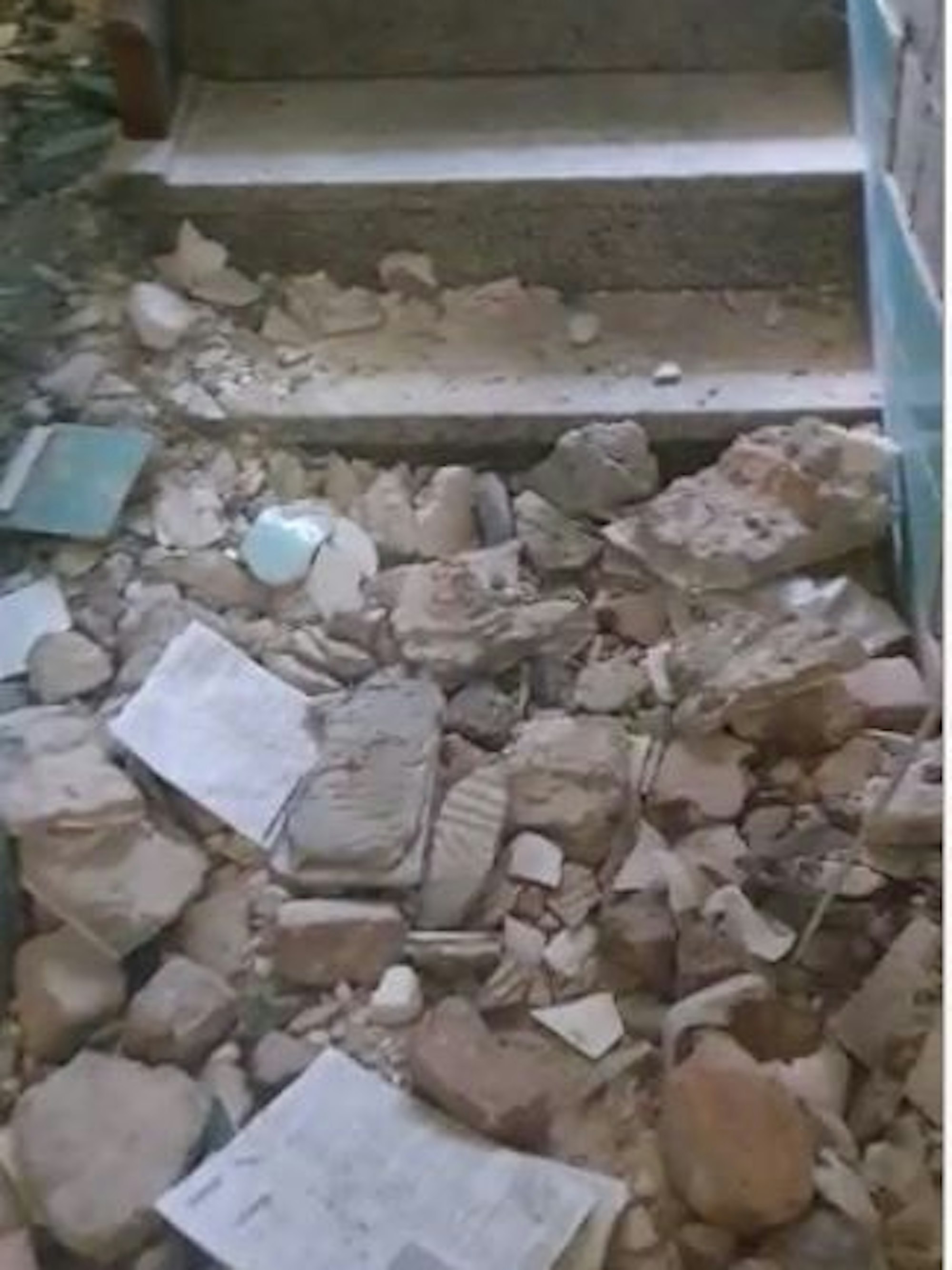 Bauschutt liegt in einem Treppenhaus.