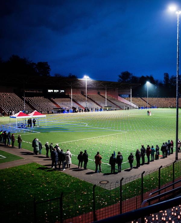 Hell erleuchtetes Stadion mit Flutlicht und 20.000 Kerzen. Die Aktion ist ein Protest gegen die Fußball-WM in Katar.