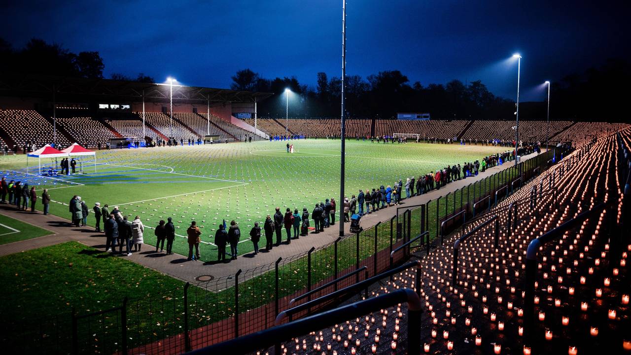 Hell erleuchtetes Stadion mit Flutlicht und 20.000 Kerzen. Die Aktion ist ein Protest gegen die Fußball-WM in Katar.