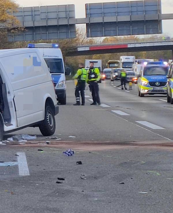 Ein Kleintransporter ist auf der Autobahn auf einen Sattelzug aufgefahren und schwer beschädigt worden.