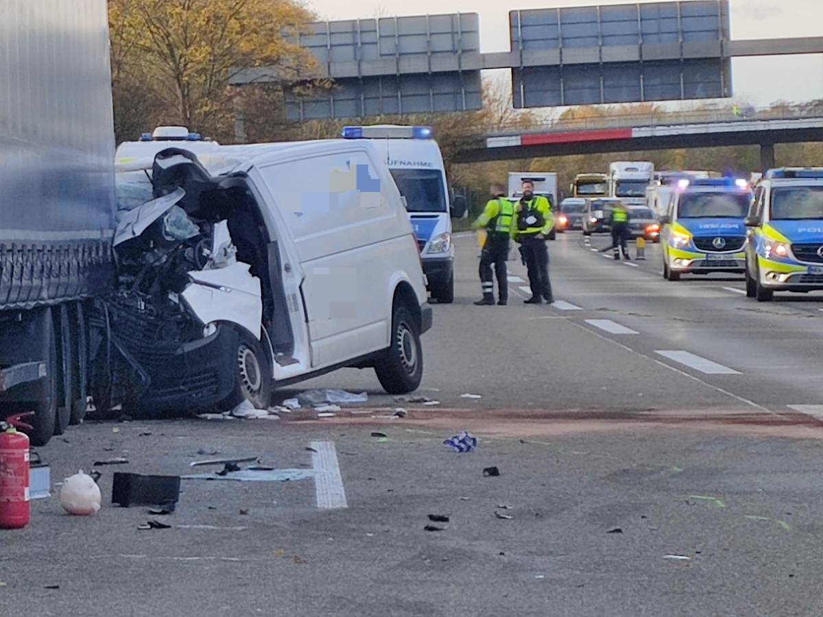 Ein Kleintransporter ist auf der Autobahn auf einen Sattelzug aufgefahren und schwer beschädigt worden.