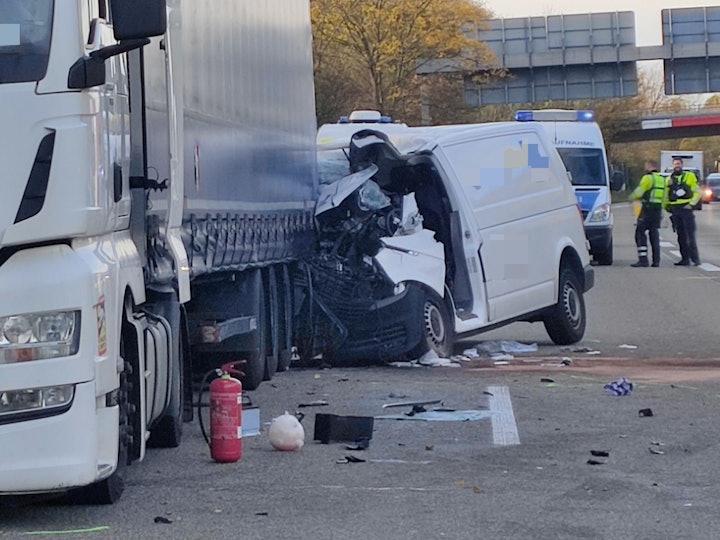Ein Kleintransporter ist auf der Autobahn auf einen Sattelzug aufgefahren und schwer beschädigt worden.