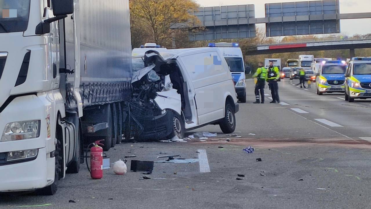 Ein Kleintransporter ist auf der Autobahn auf einen Sattelzug aufgefahren und schwer beschädigt worden.