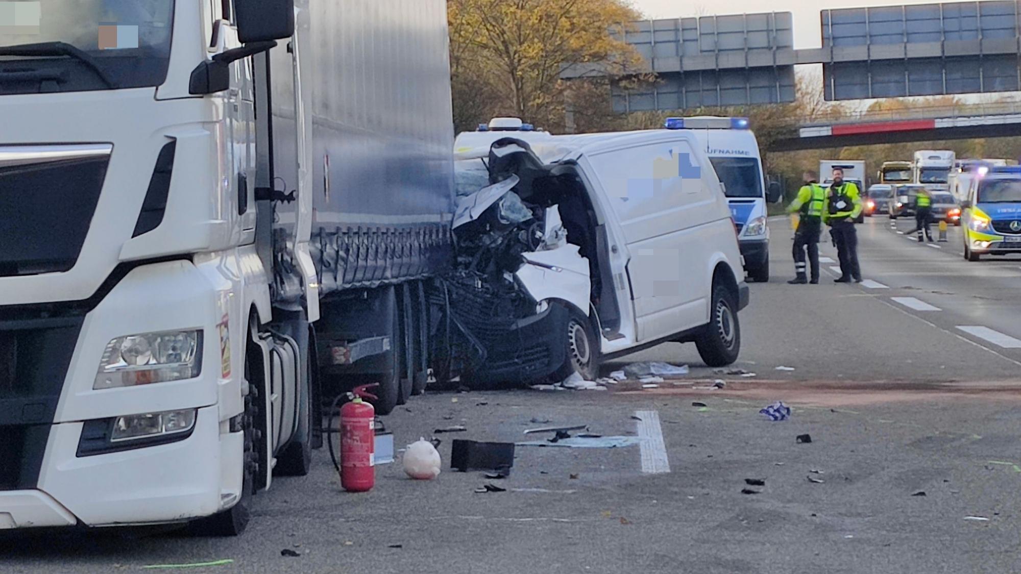 Ein Kleintransporter ist auf der Autobahn auf einen Sattelzug aufgefahren und schwer beschädigt worden.