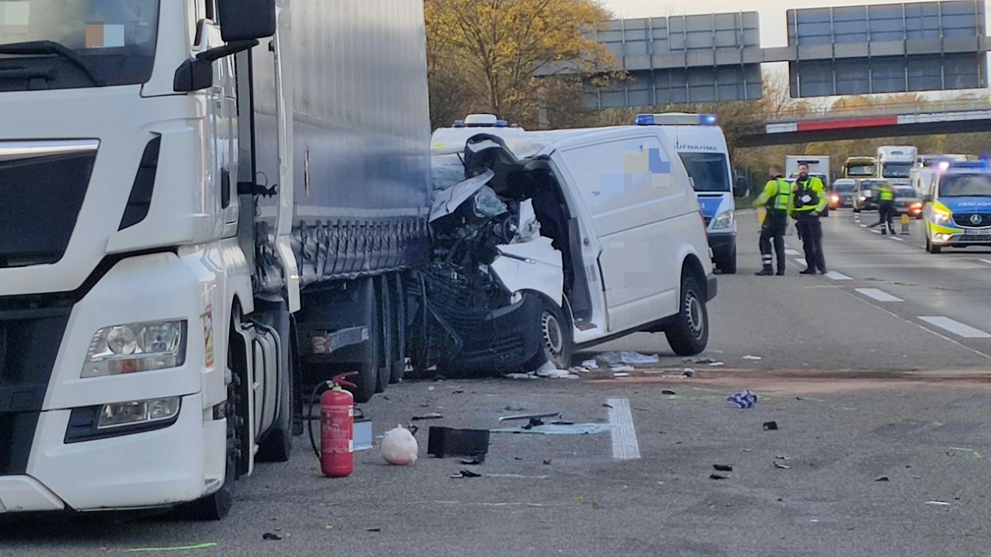 Ein Sprinter ist auf das Heck eines Lkw aufgefahren und wurde dabei stark beschädigt.