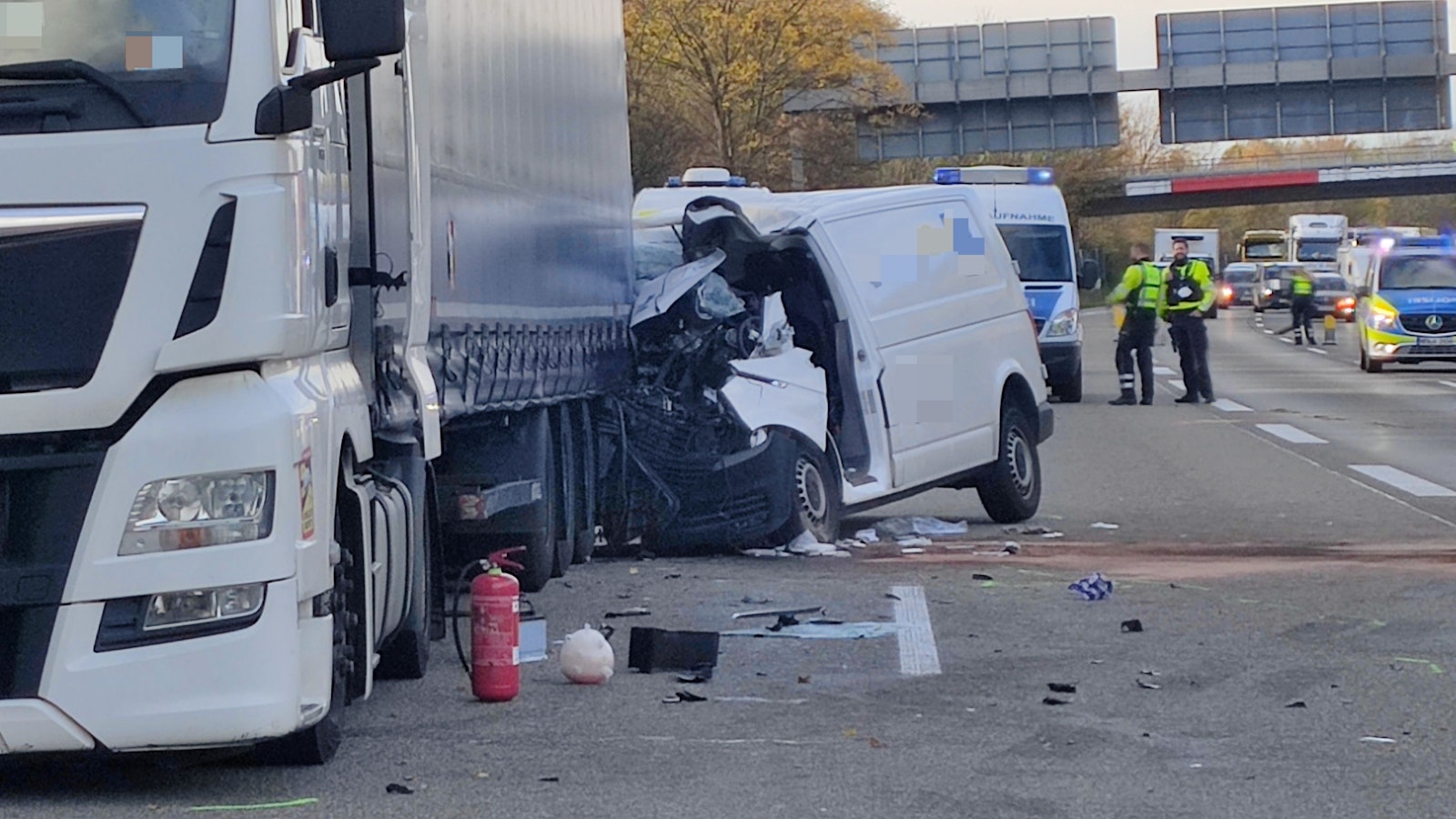 Ein Sprinter ist auf das Heck eines Lkw aufgefahren und wurde dabei stark beschädigt.