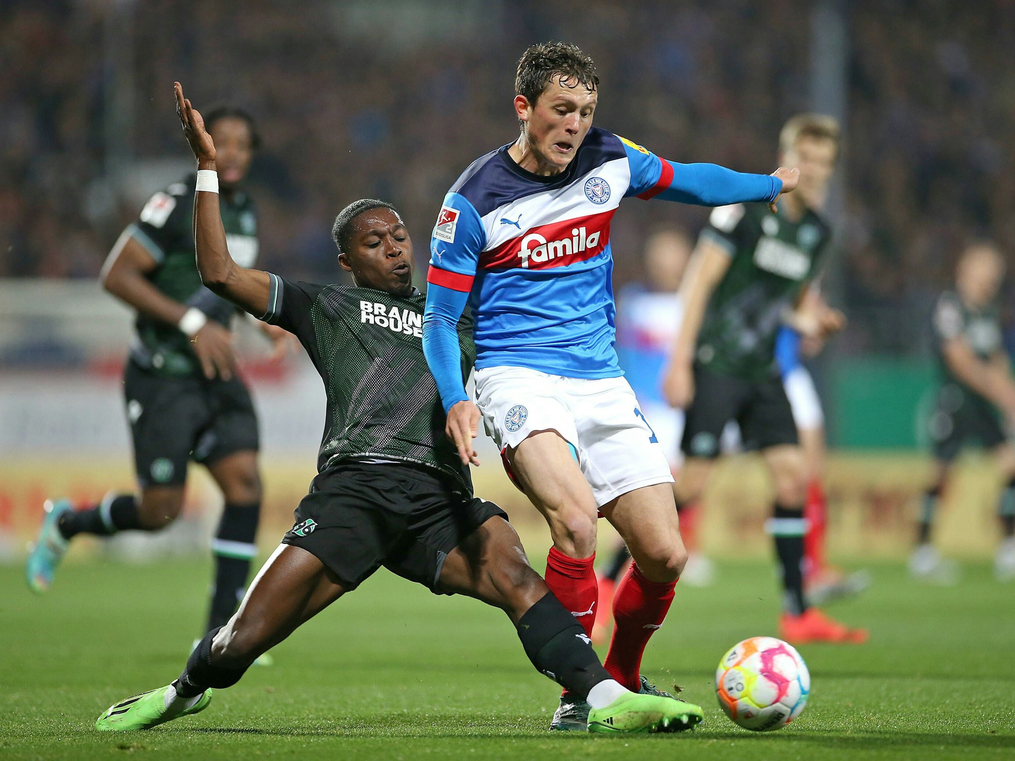 Fabian Reese im Zweikampf mit Derrick Köhn.