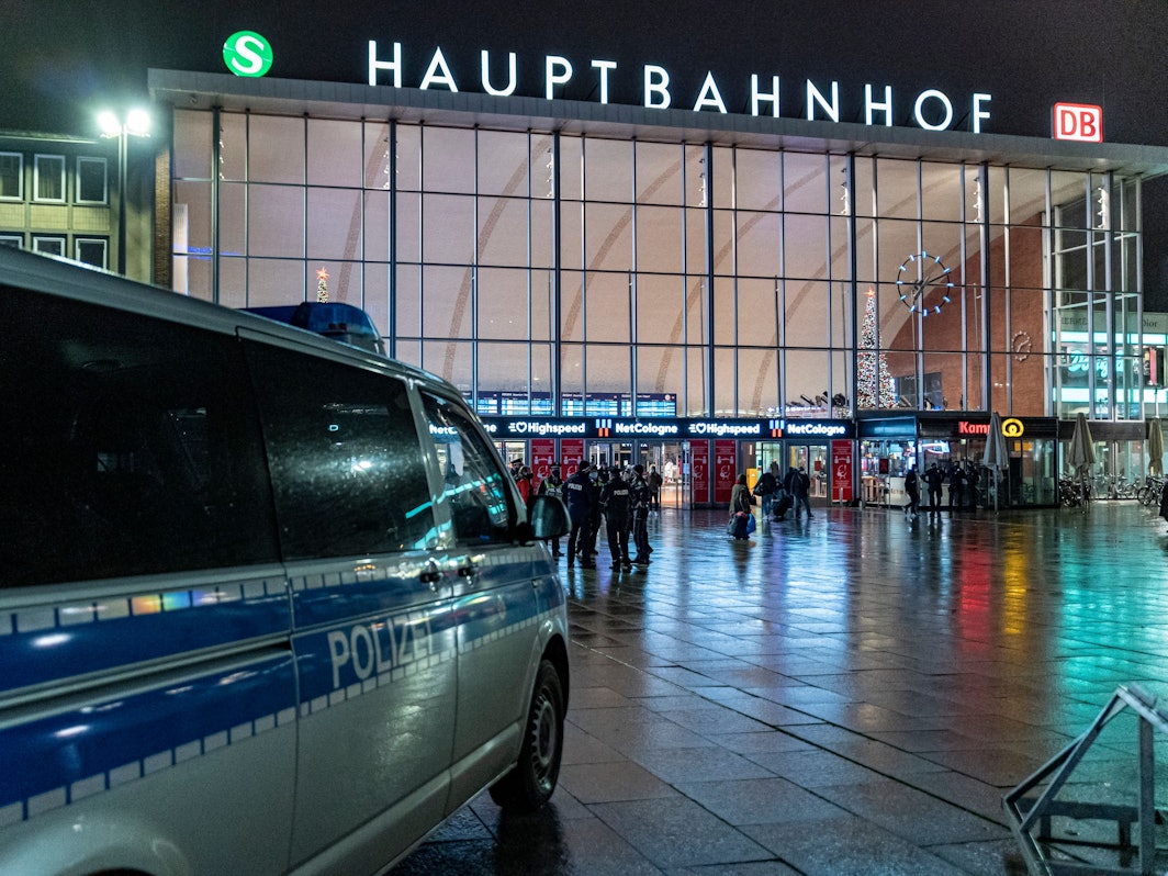 Ein Polizeiwagen steht vor dem Kölner Hauptbahnhof.