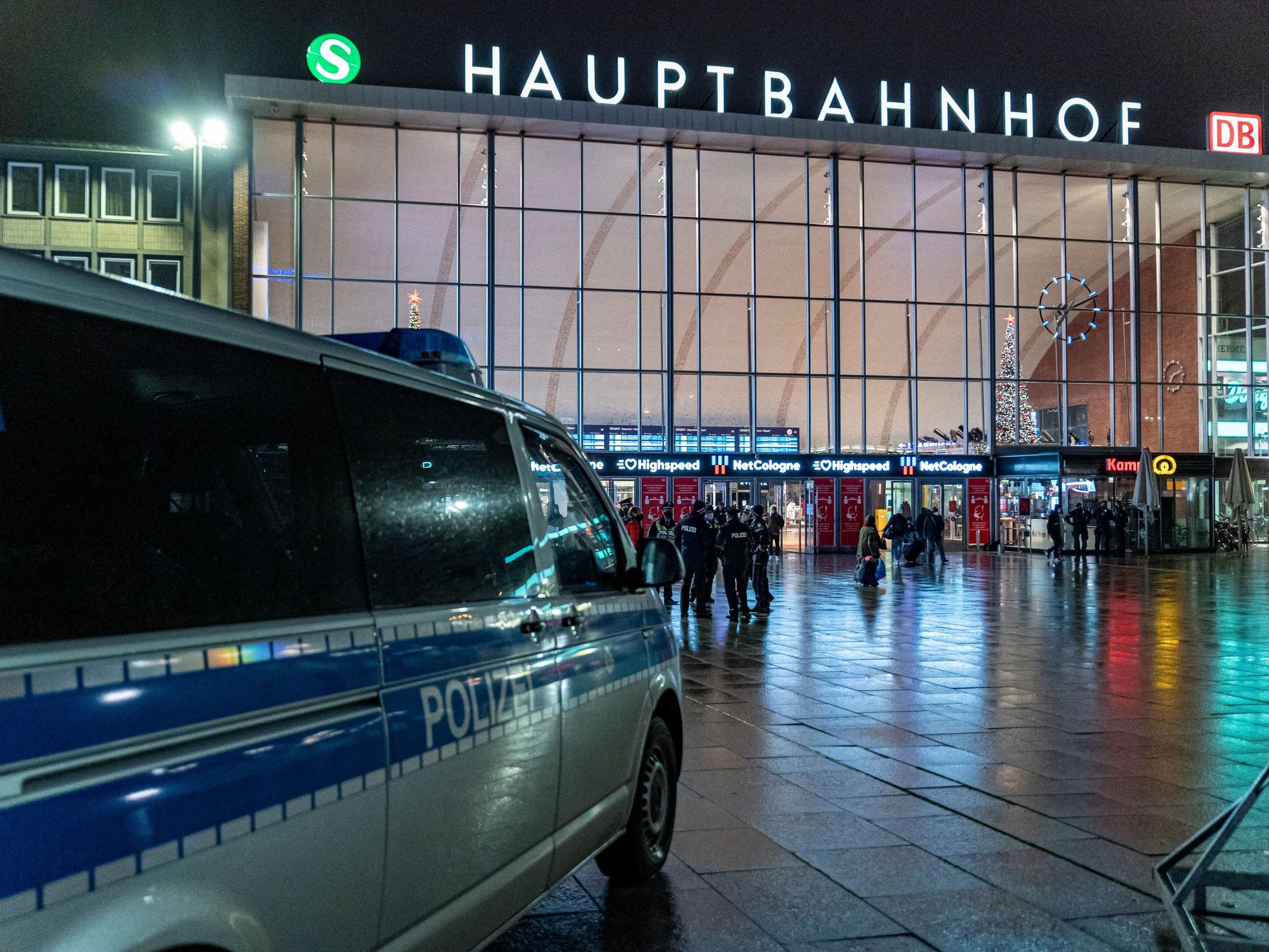 Ein Streifenwagen steht vor dem Kölner Hauptbahnhof.