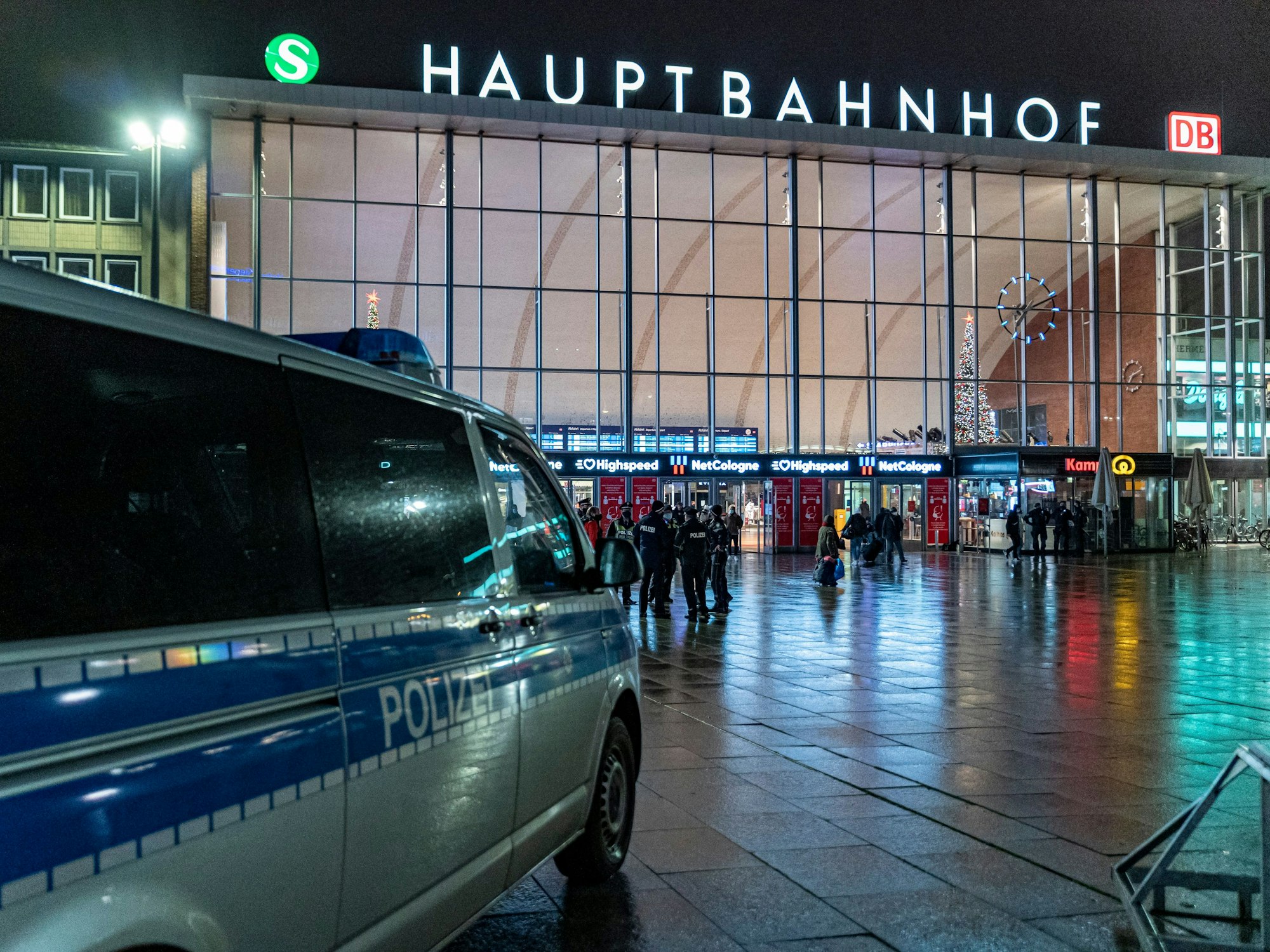Ein Polizeiwagen steht im Dunkeln vor dem Kölner Hauptbahnhof.