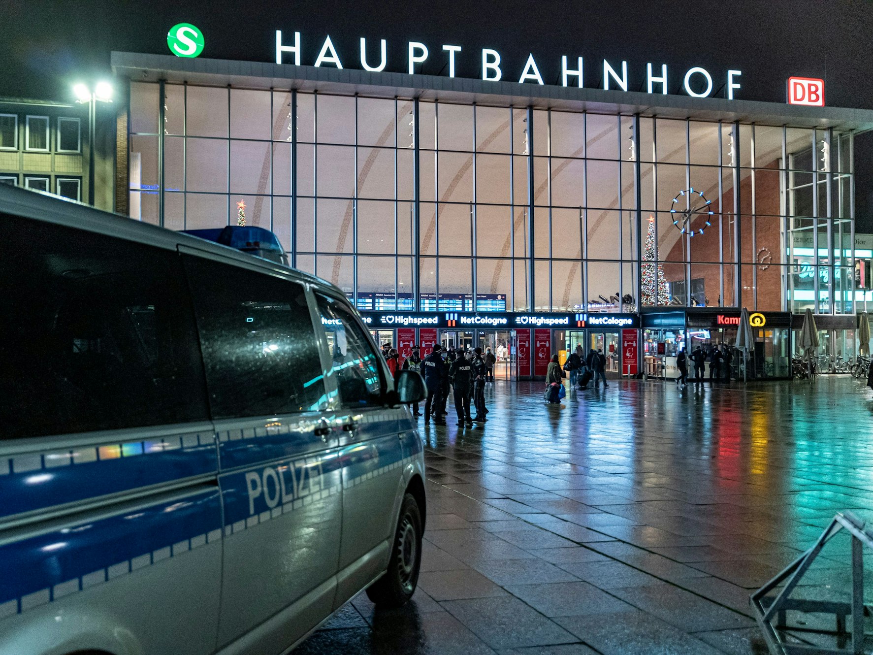 Ein Polizeiwagen steht vor dem Kölner Hauptbahnhof.