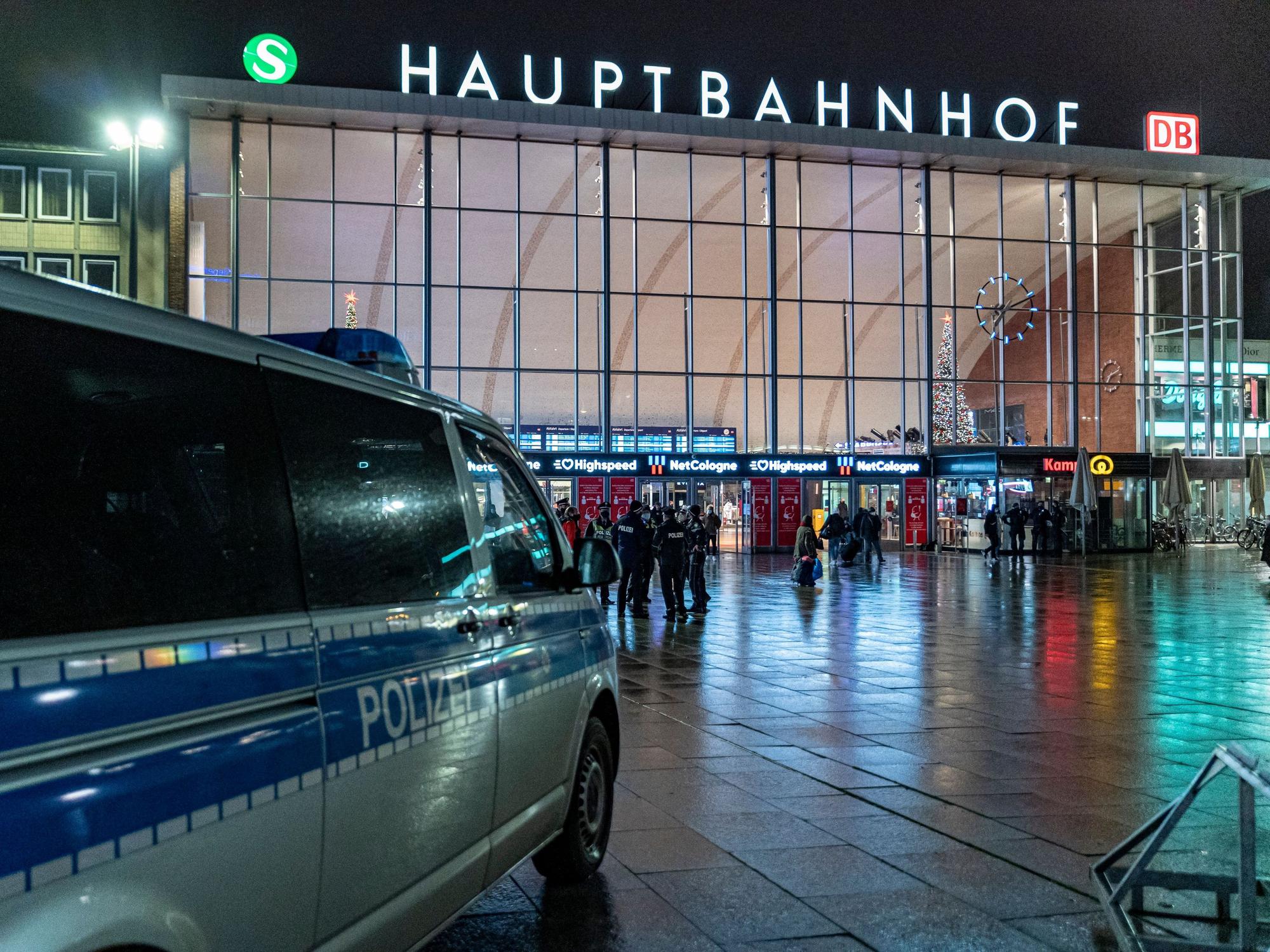 Ein Polizeiwagen steht vor dem Kölner Hauptbahnhof.