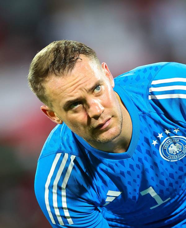Deutschlands Torhüter und Kapitän Manuel Neuer trägt die Kapitänsbinde mit der Aufschrift „One Love“