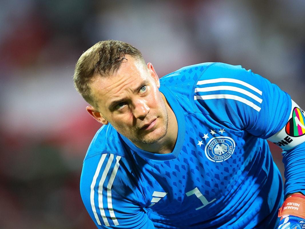 Manuel Neuer mit der „One Love“-Kapitänsbinde am Arm.