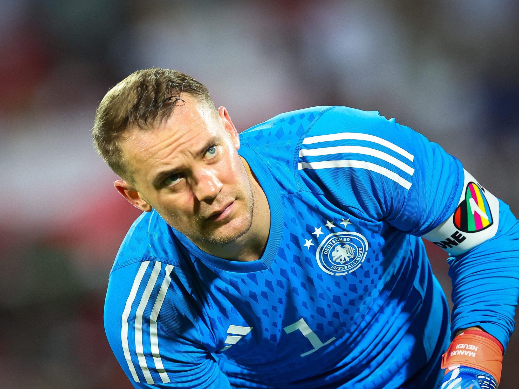 Manuel Neuer mit der „One Love“-Kapitänsbinde am Arm.