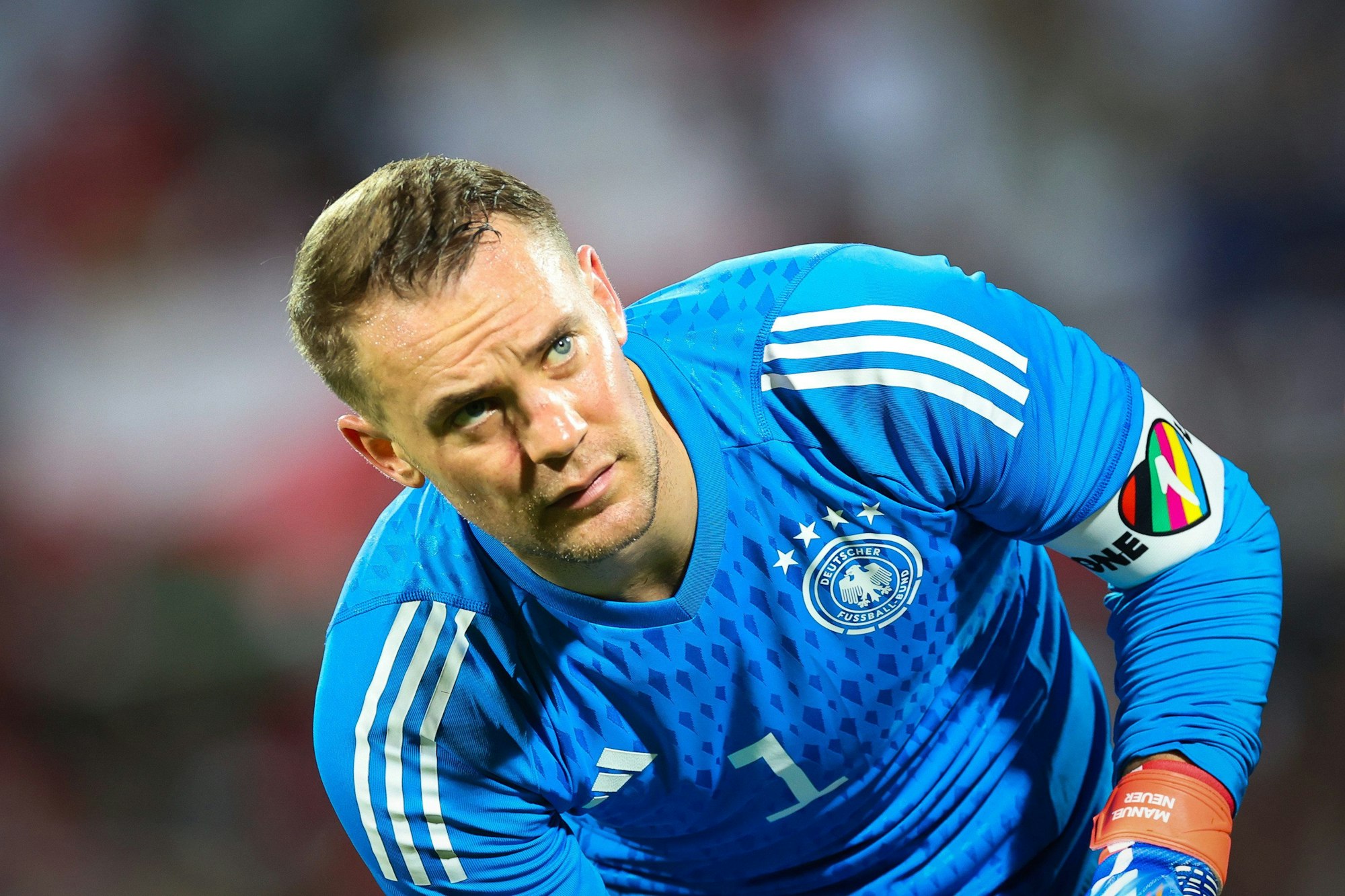 Deutschlands Torhüter und Kapitän Manuel Neuer trägt die Kapitänsbinde mit der Aufschrift „One Love“