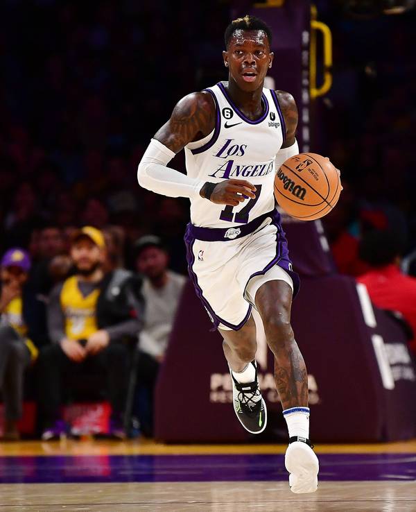 Dennis Schröder dribbelt mit dem Ball.