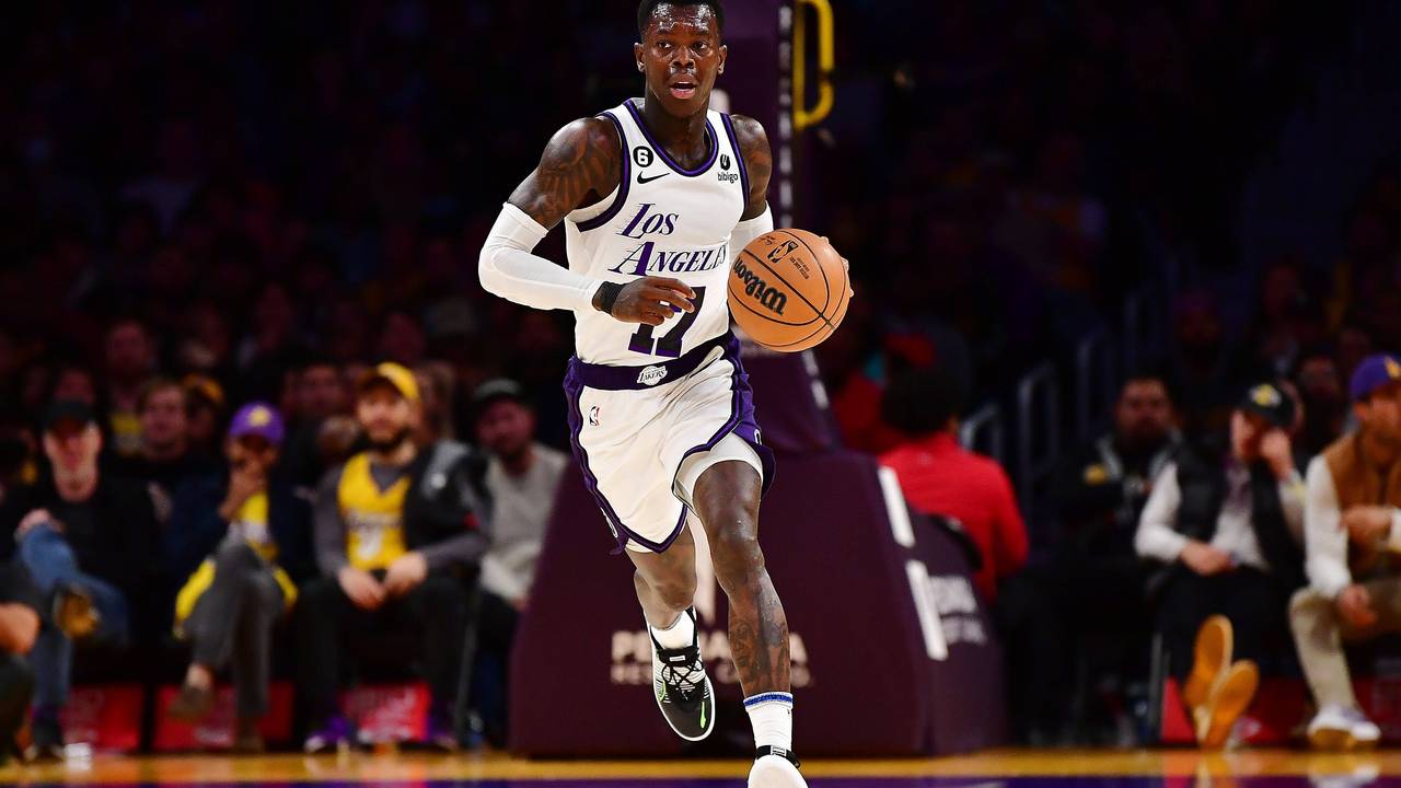 Dennis Schröder dribbelt mit dem Ball.