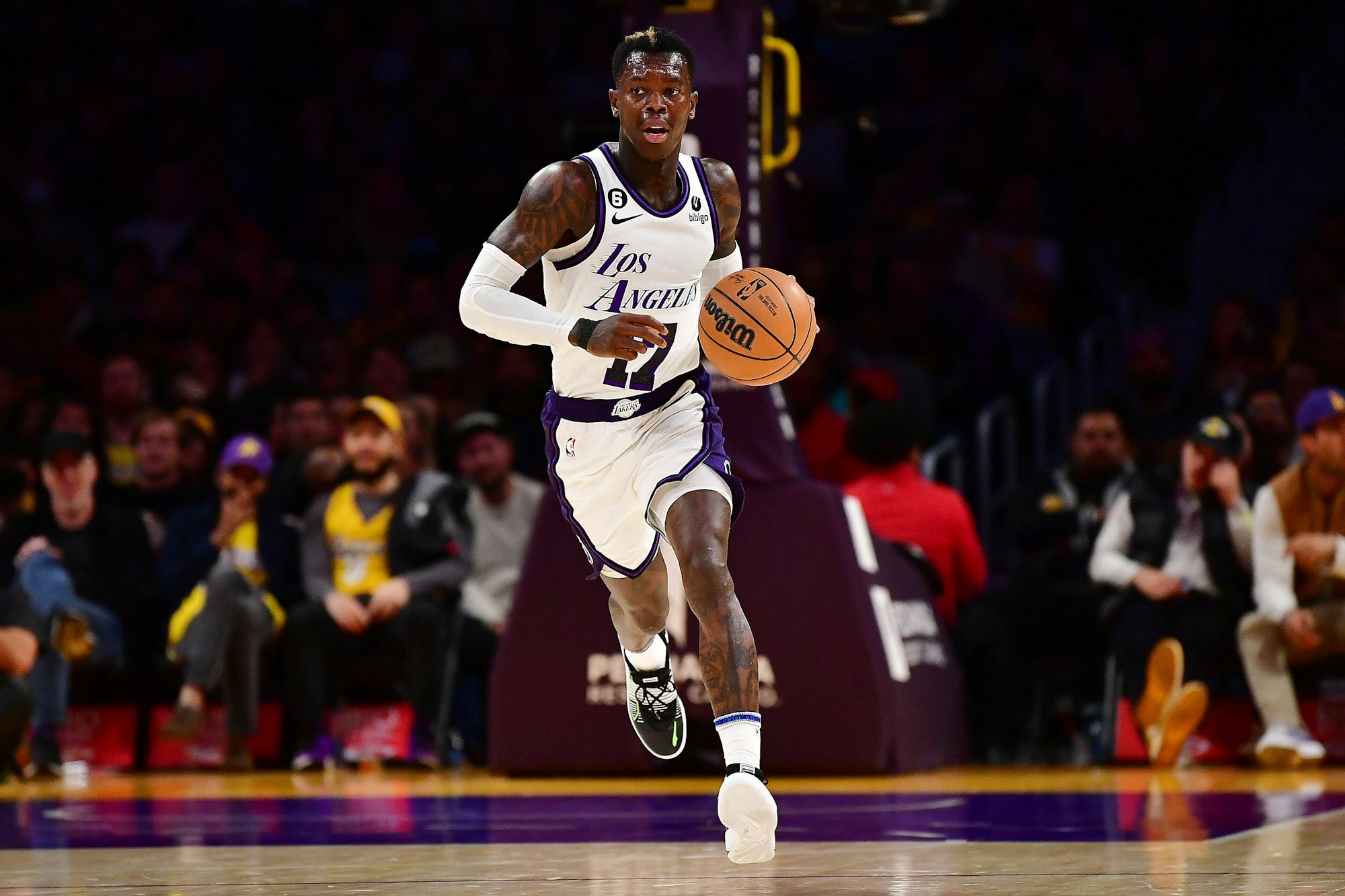 Dennis Schröder dribbelt mit dem Ball.