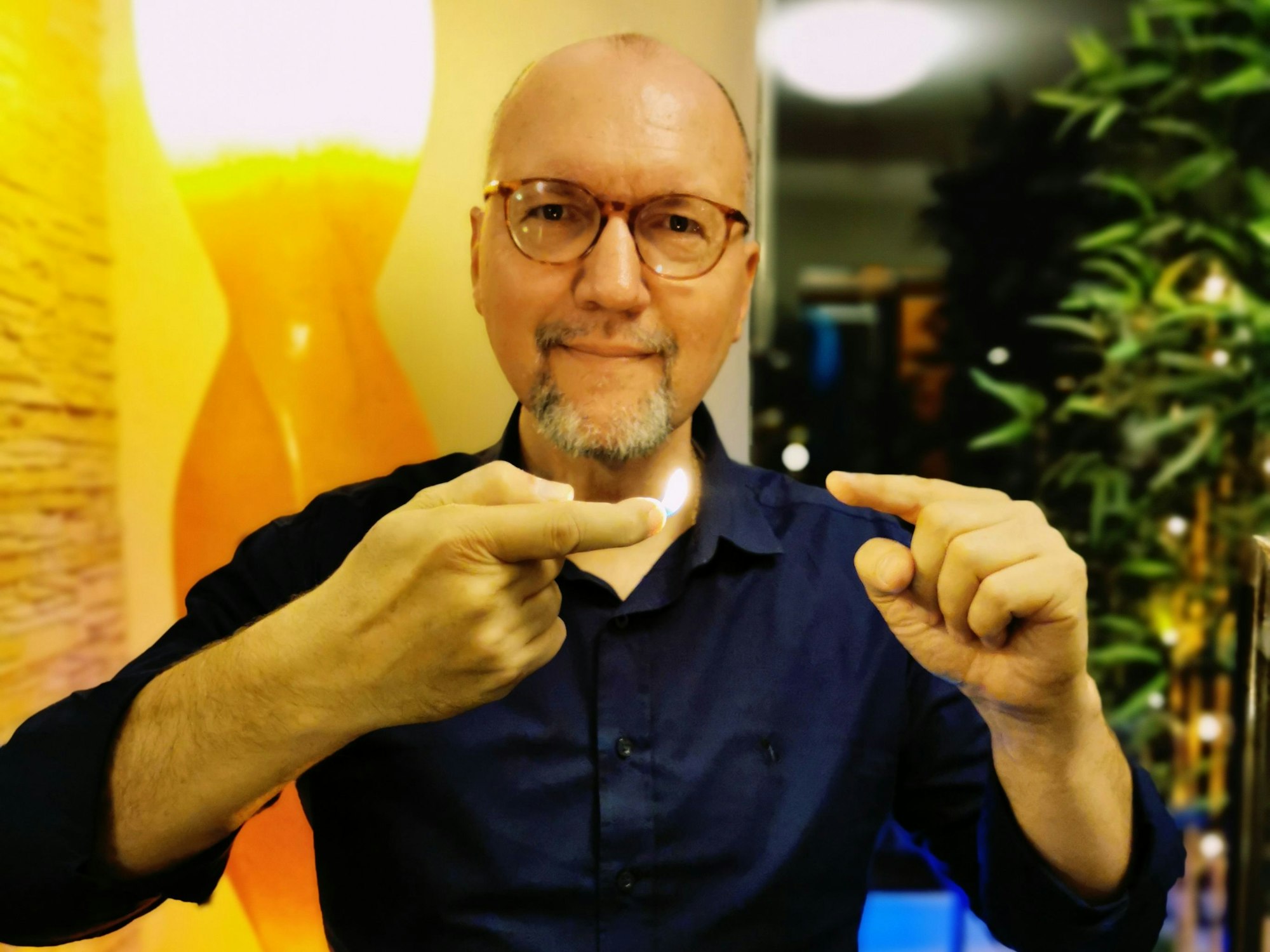 Polizist Dirk Rohde während eines Zaubertricks.