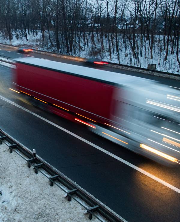 Autos fahren am frühen Morgen über den Messeschnellweg.