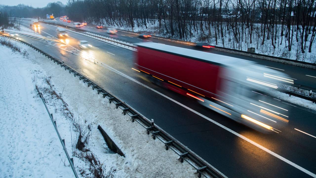 Autos fahren am frühen Morgen über den Messeschnellweg.