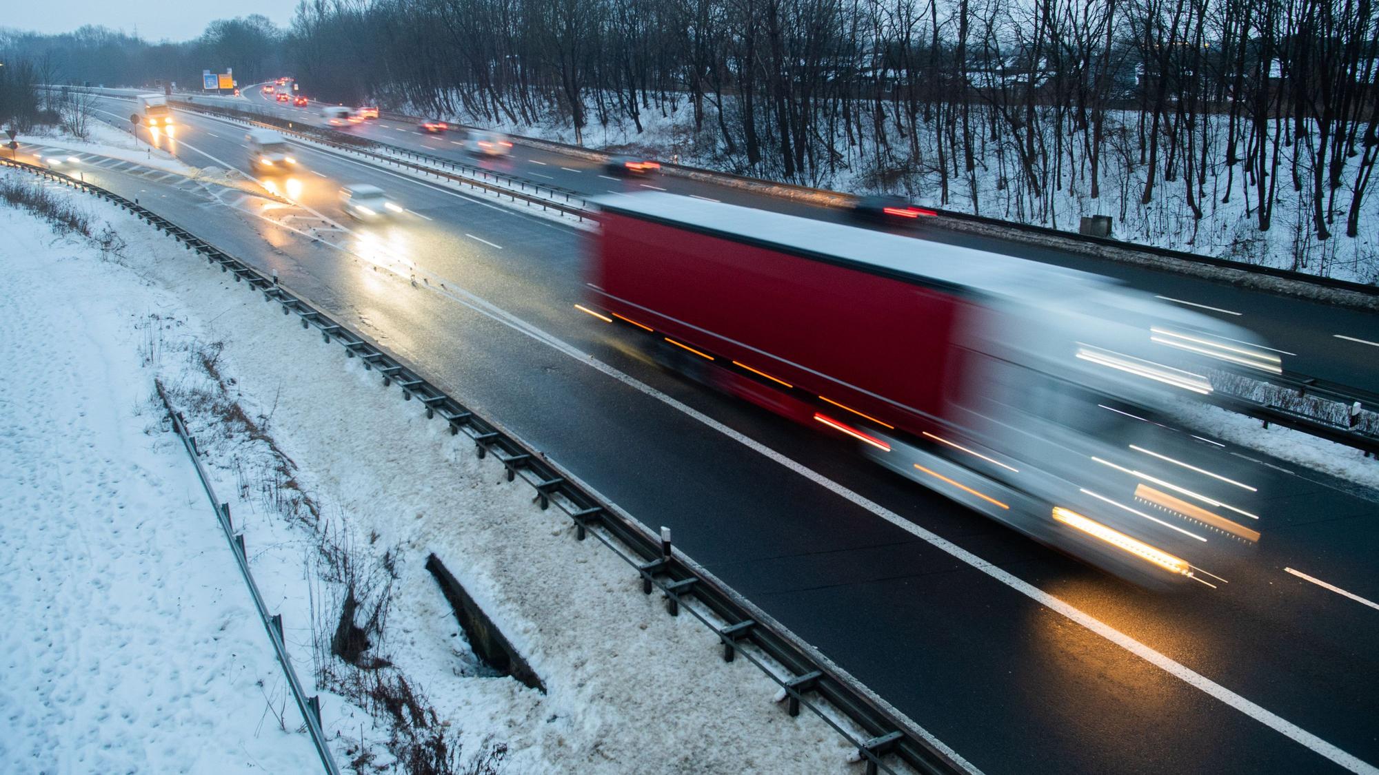 Autos fahren am frühen Morgen über den Messeschnellweg.