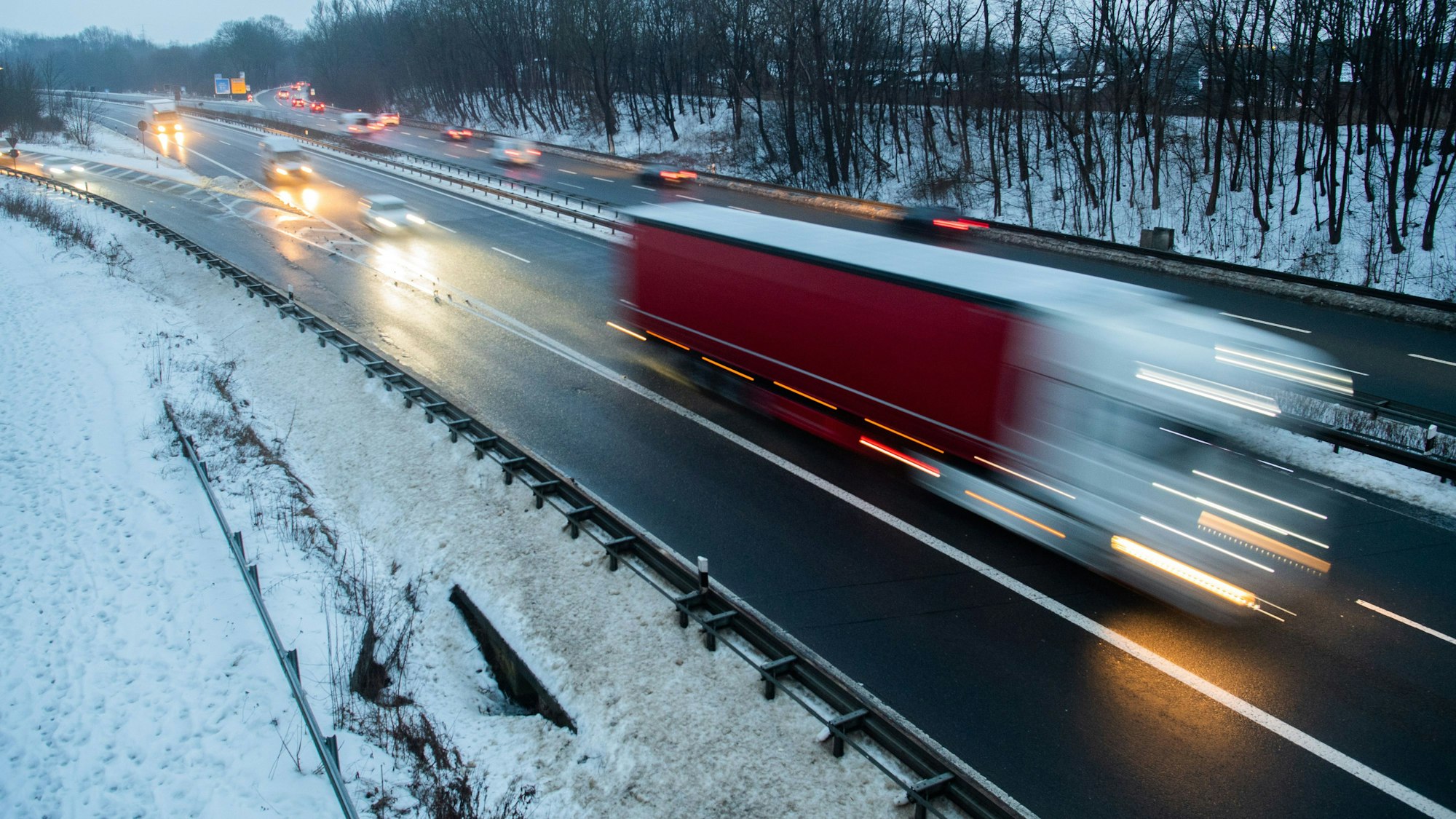 Autos fahren am frühen Morgen über den Messeschnellweg.
