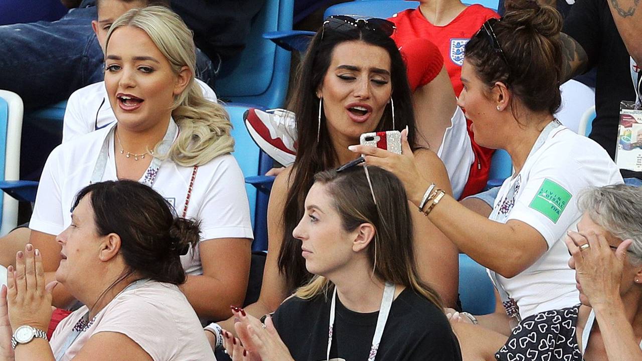 Fußball, WM, Vorrunde, Gruppe G, 3. Spieltag: England - Belgien im Kaliningrad Stadion: Obere Reihe (l-r), Megan Davison, Freundin des englischen Torhüters Pickford, Annie Kilner, Freundin des englischen Nationalspielers Walker und Rebekah Vardy, Frau des englischen Nationalspielers Vardy sitzen vor Spielbeginn auf der Tribüne.