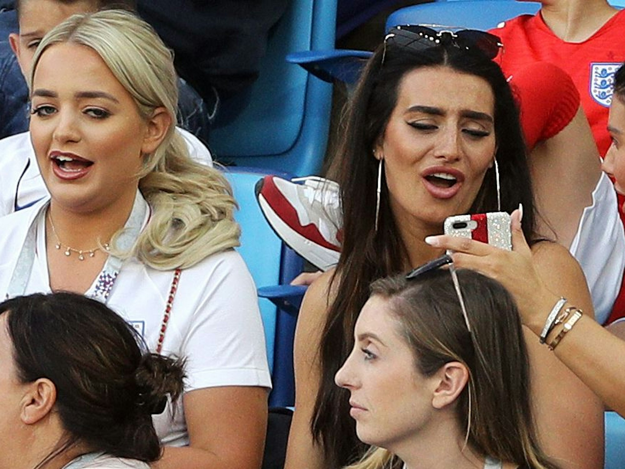 Fußball, WM, Vorrunde, Gruppe G, 3. Spieltag: England - Belgien im Kaliningrad Stadion: Obere Reihe (l-r), Megan Davison, Freundin des englischen Torhüters Pickford, Annie Kilner, Freundin des englischen Nationalspielers Walker und Rebekah Vardy, Frau des englischen Nationalspielers Vardy sitzen vor Spielbeginn auf der Tribüne.