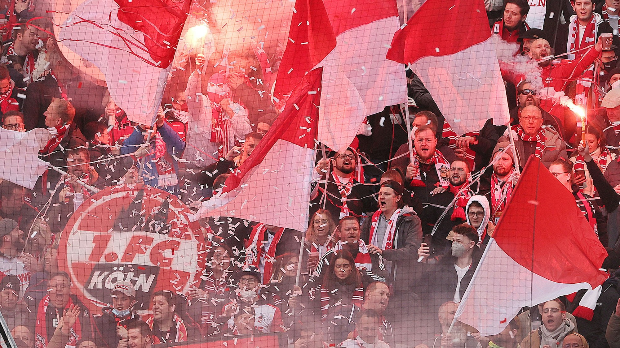 Beim Bundesliga-Heimspiel des 1. FC Köln gegen den FSV Mainz 05 am 9. April 2022 wurden Pyros gezündet.