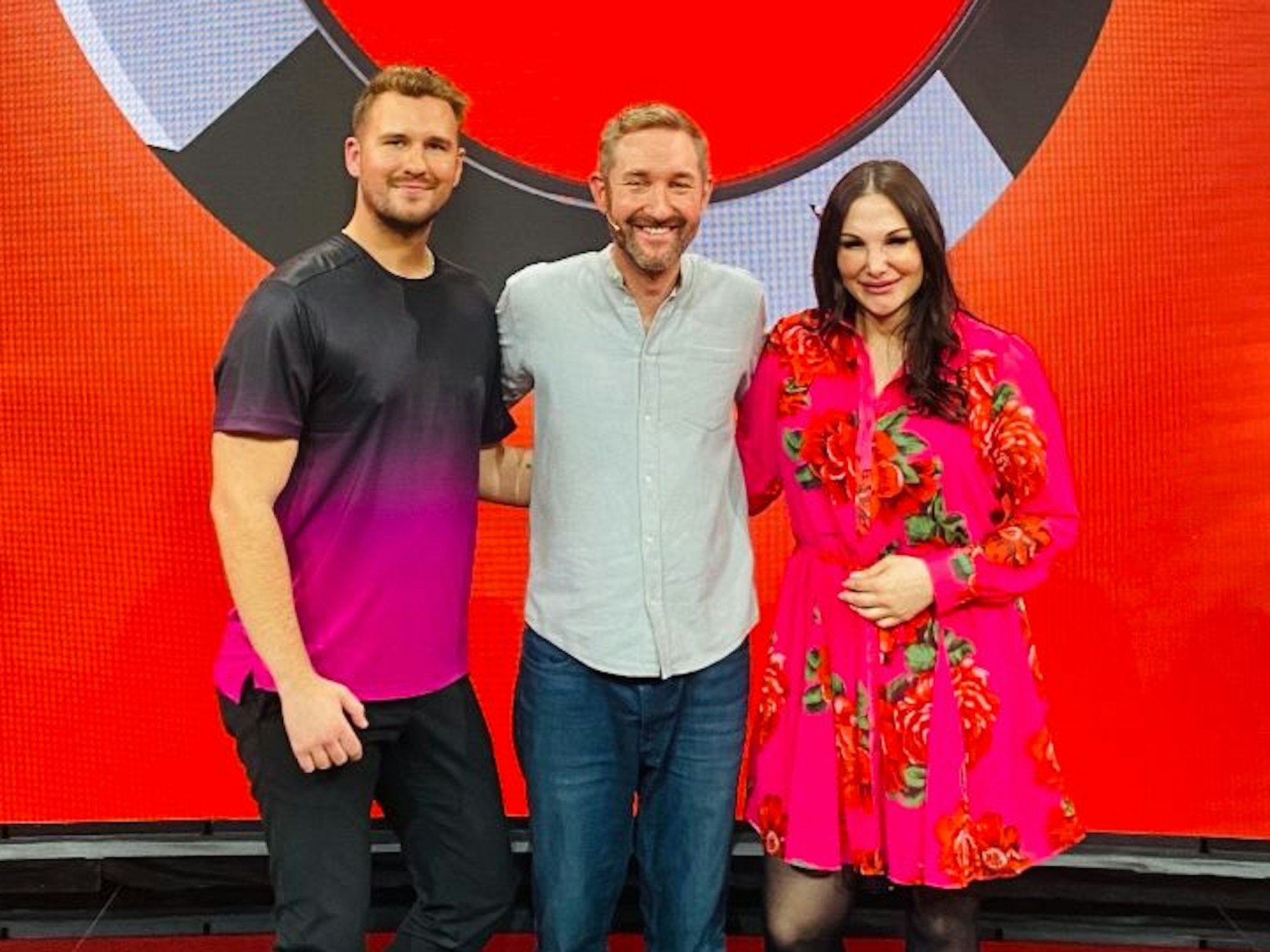 Tobias Dierfeld und Alessia Dorigo mit Moderator Daniel Boschmann (M.) bei Mein Mann kann