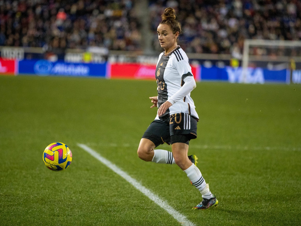 Lina Magull am Ball für die deutsche Nationalmannschaft im Spiel gegen die USA am 13. November 2022.