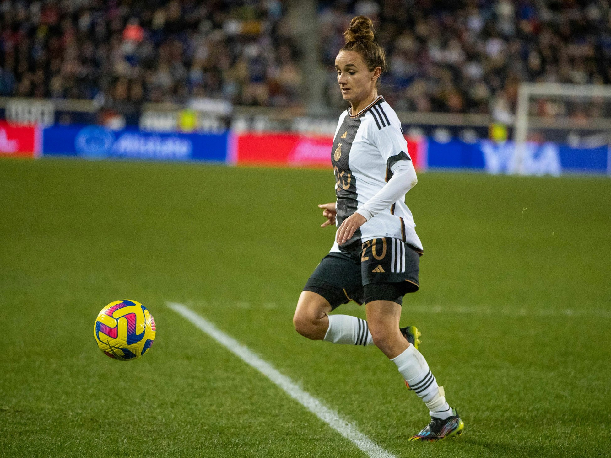 Lina Magull am Ball für die deutsche Nationalmannschaft im Spiel gegen die USA am 13. November 2022.