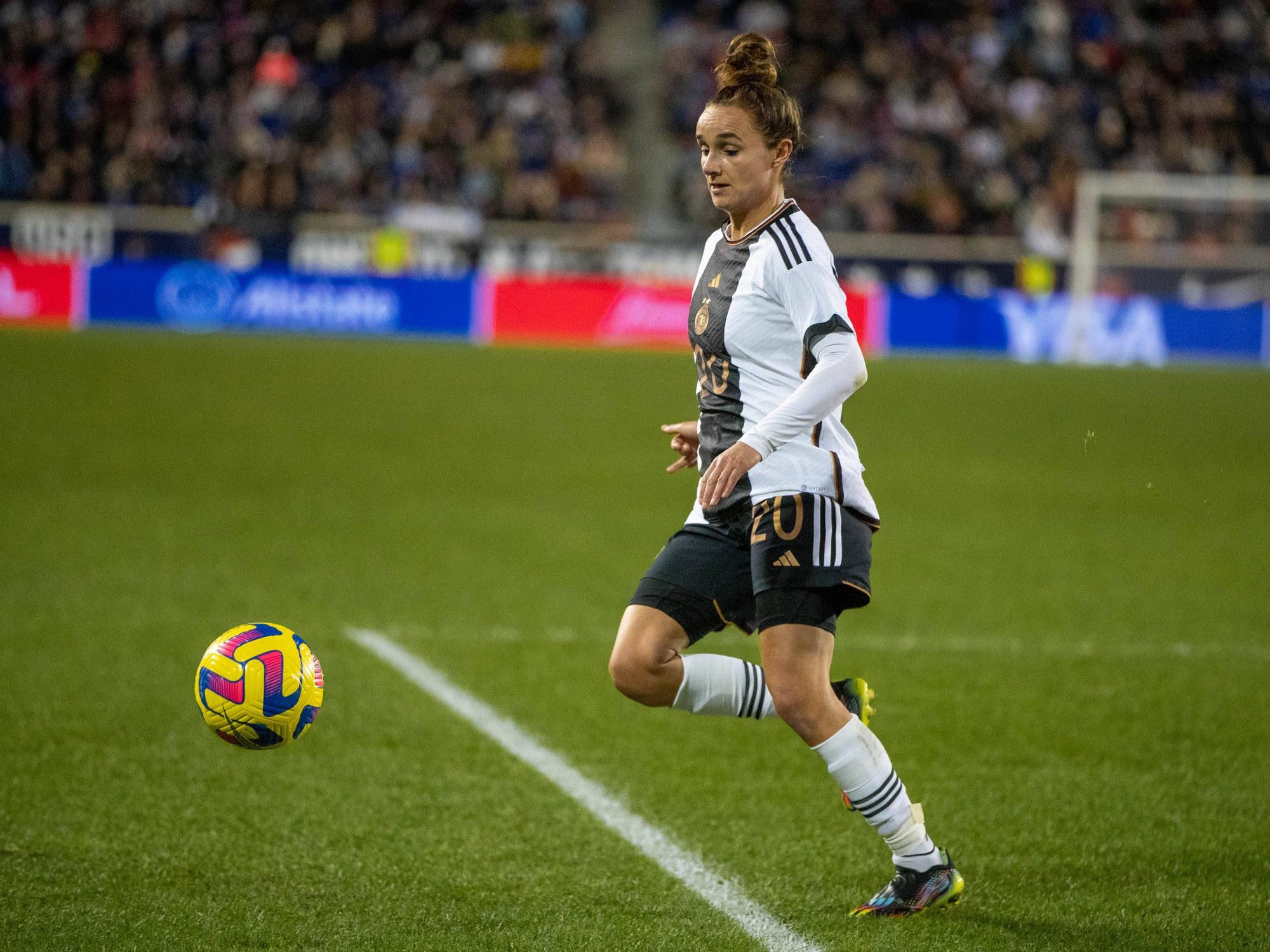 Lina Magull am Ball für die deutsche Nationalmannschaft im Spiel gegen die USA am 13. November 2022.