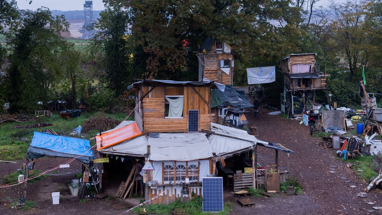 Holzhäuser stehen im Protestcamp von Umweltaktivisten in Lützerath.