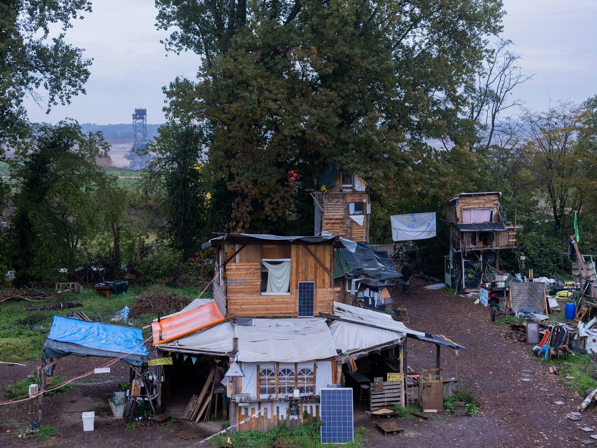 Holzhäuser stehen im Protestcamp von Umweltaktivisten in Lützerath.