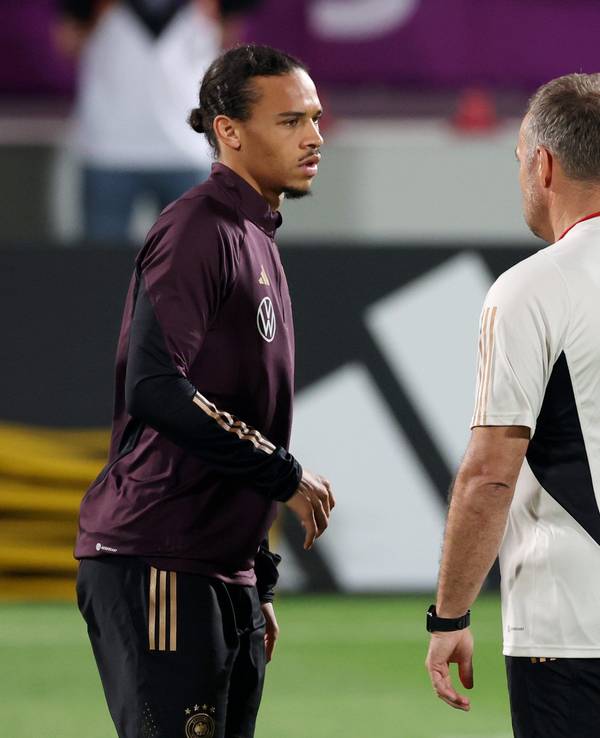 Leroy Sané unterhält sich beim Training mit Hansi Flick.